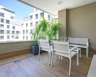 Terrassa de Apartament de lloguer en  Madrid Capital amb Aire condicionat, Piscina i Moblat