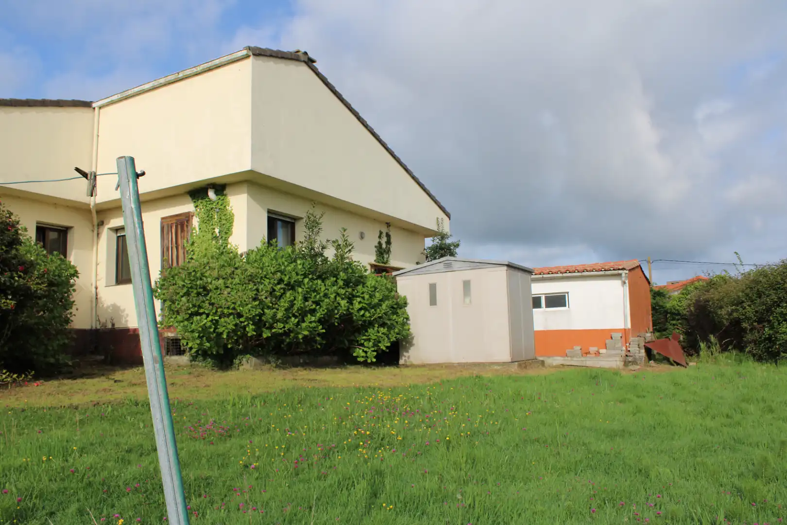 Vista exterior de Casa o xalet en venda en Villaviciosa amb Calefacció, Jardí privat i Terrassa