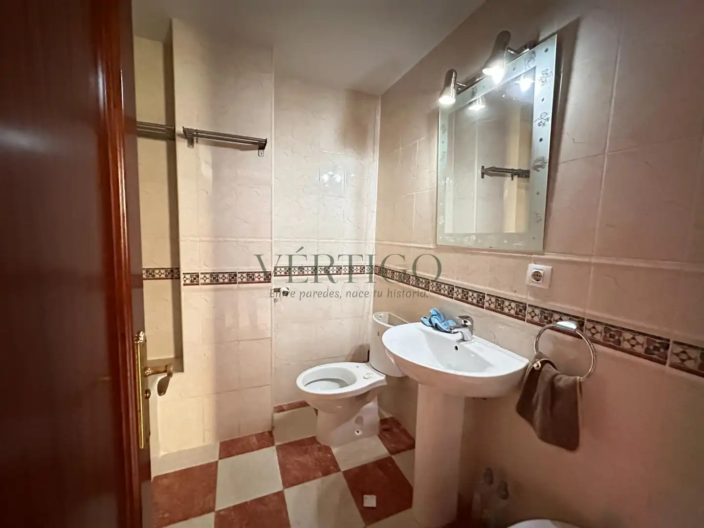 Baño de Piso en venta en Dos Hermanas con Aire acondicionado y Trastero