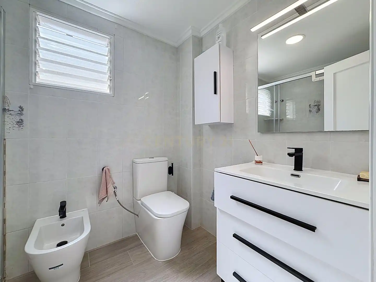 Bathroom of Apartments for rent in Torrevieja  with Air Conditioner, Oven and Washing machine