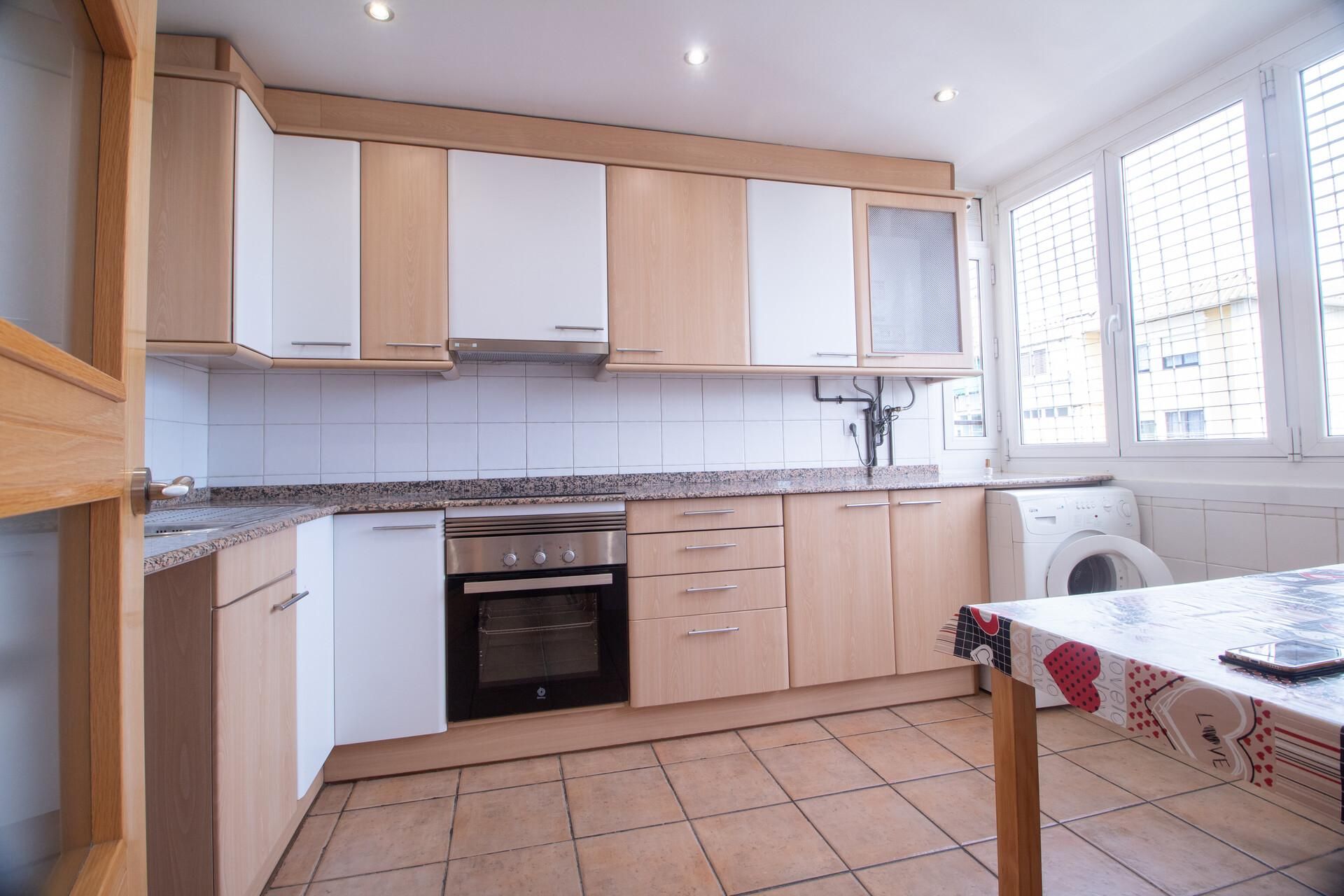 Cuina de Pis de lloguer en Cerdanyola del Vallès amb Parquet, Moblat i Balcó