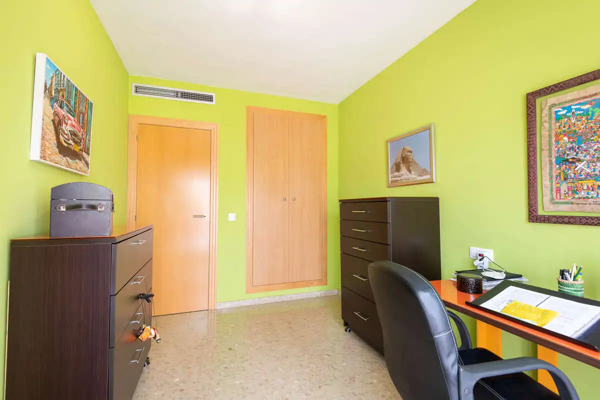 Habitación de Casa adosada en venta en Les Alqueries / Alquerías del Niño Perdido con Aire acondicionado, Calefacción y Jardín privado