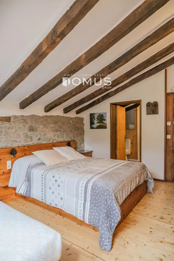 Habitación de Finca rústica en venta en Santa Pau con Calefacción, Parquet y Piscina