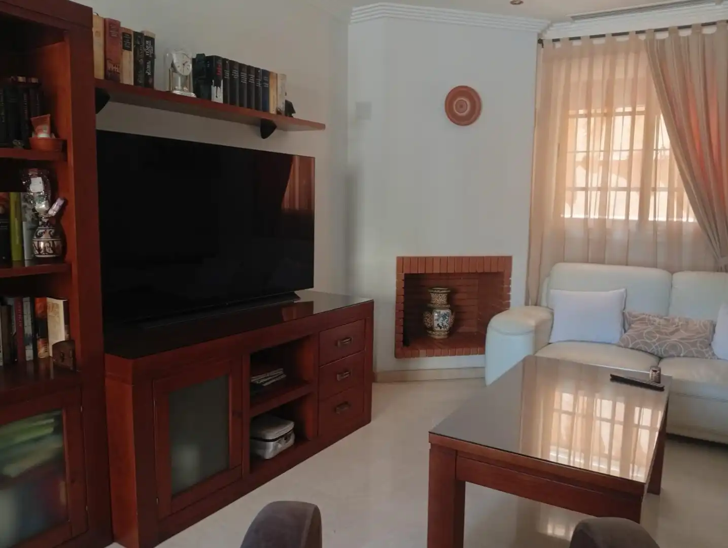 Sala de estar de Casa adosada en venta en Alcalá de Guadaira con Aire acondicionado, Calefacción y Terraza