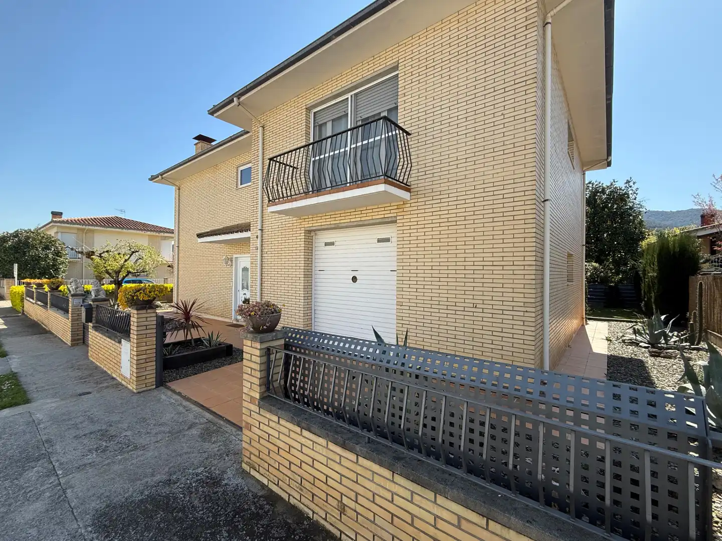 Vista exterior de Casa o chalet en venta en Besalú con Aire acondicionado, Calefacción y Jardín privado