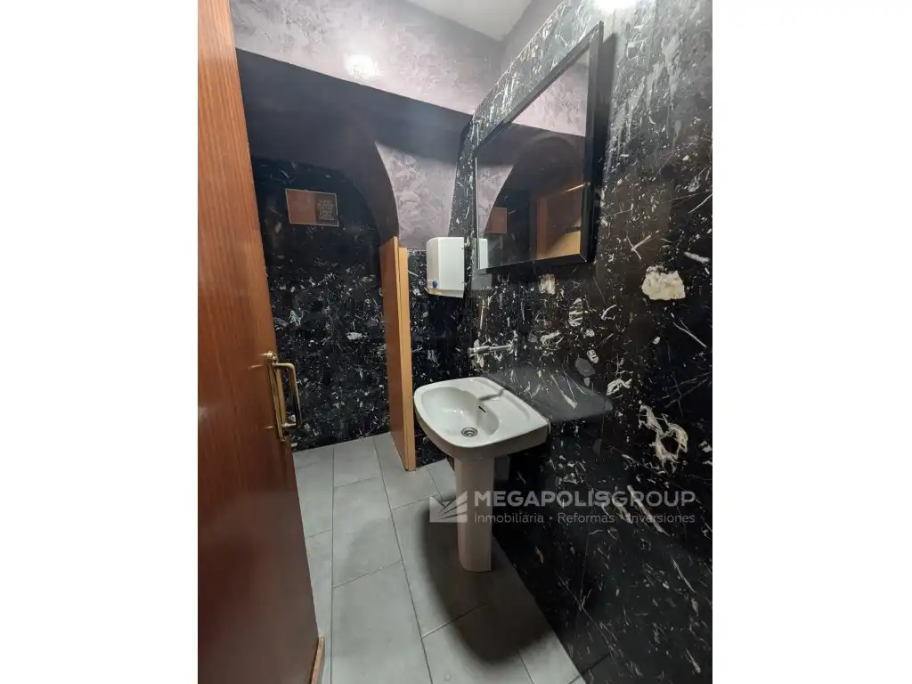 Baño de Local en venta en L'Hospitalet de Llobregat con Aire acondicionado