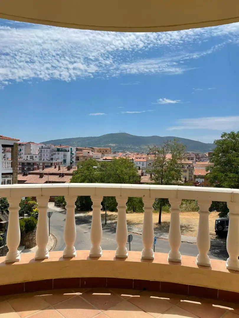 Vista exterior de Casa o xalet en venda en Plasencia amb Aire condicionat, Calefacció i Jardí privat