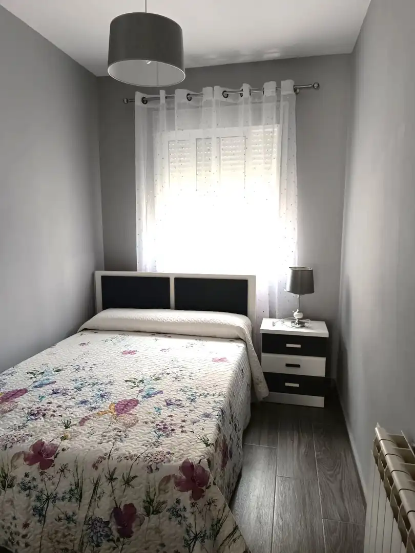 Dormitori de Casa adosada de lloguer en Cáceres amb Calefacció, Terrassa i Traster