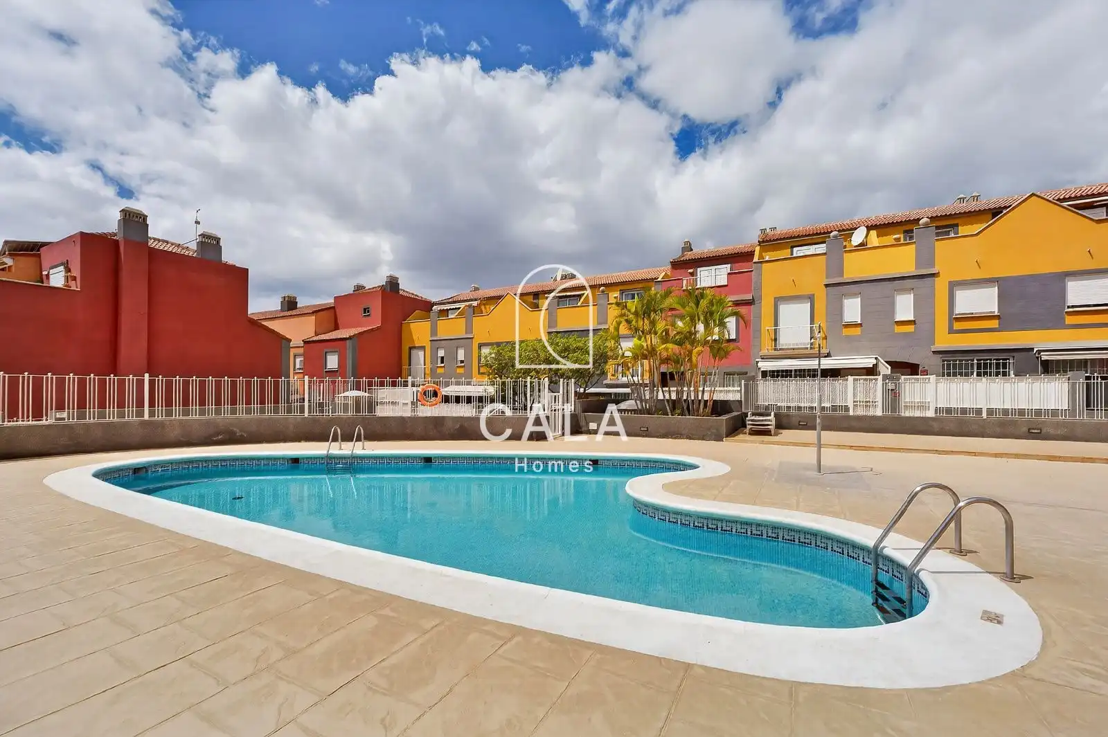 Vista exterior de Casa adosada en venda en San Miguel de Abona amb Terrassa, Traster i Piscina