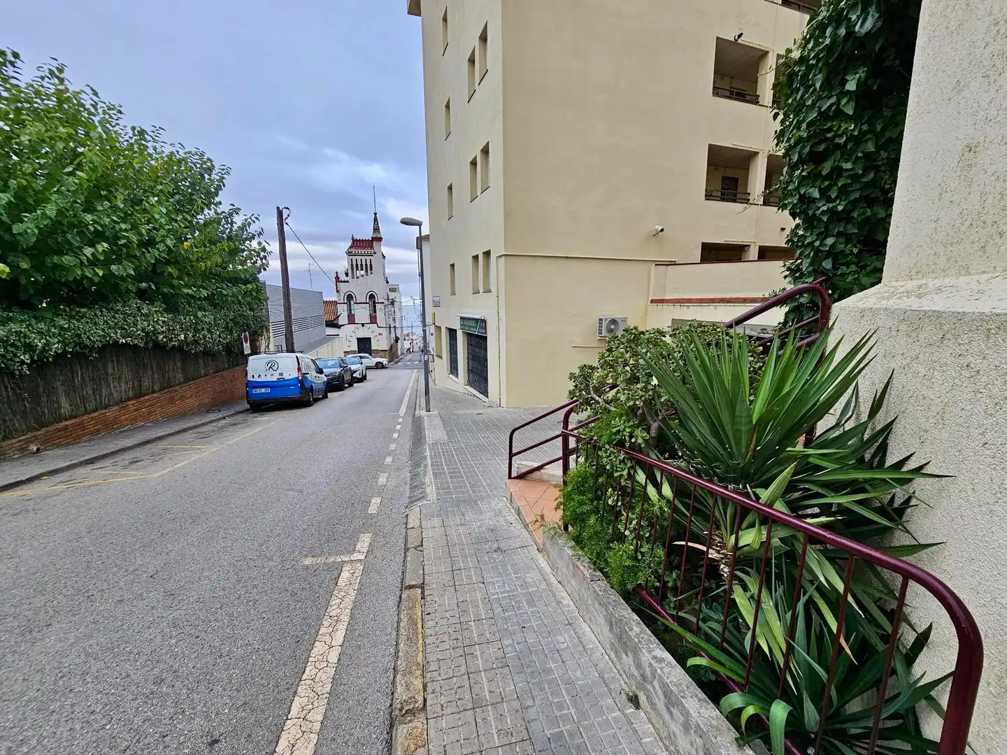 Vista exterior de Piso en venta en Sant Pol de Mar con Terraza, Balcón y Piscina comunitaria