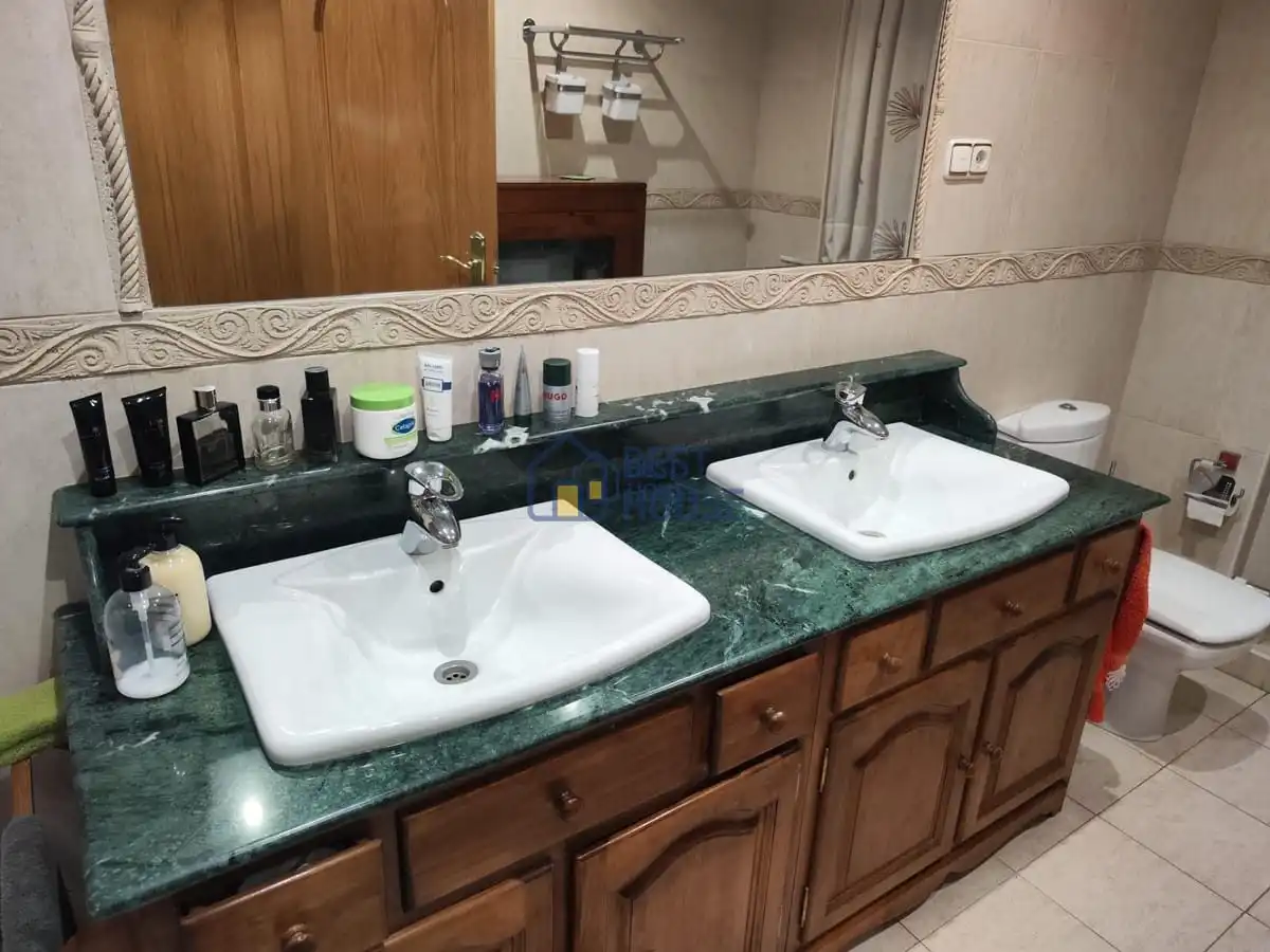 Bany de Casa o xalet en venda en San Andrés del Rabanedo amb Calefacció, Jardí privat i Parquet