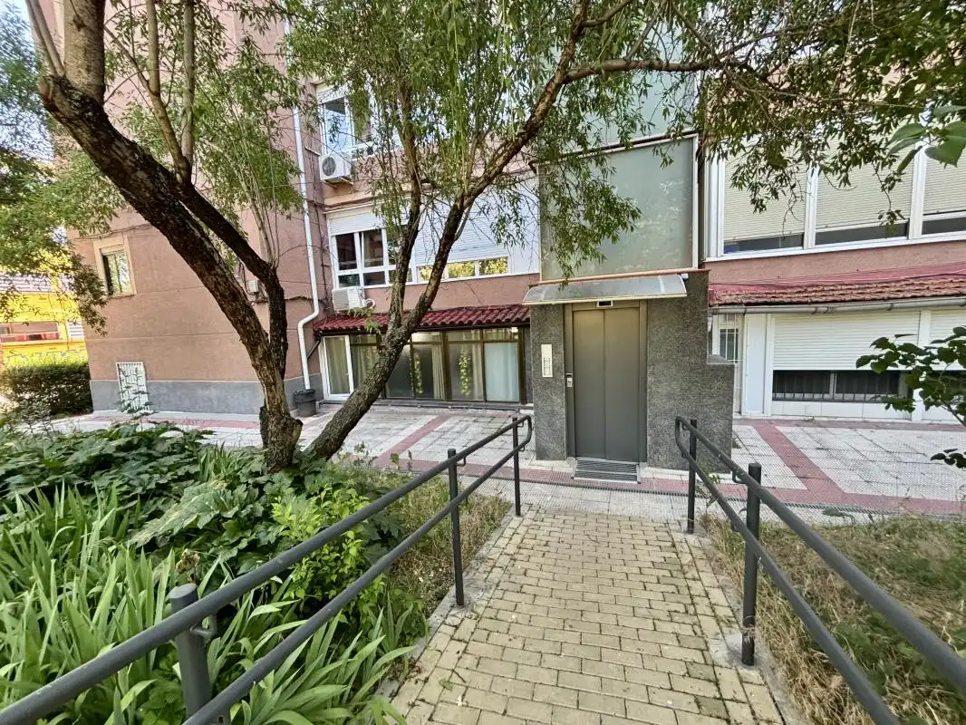 Vista exterior de Pis en venda en Madrid amb Calefacció, Terrassa i Balcó