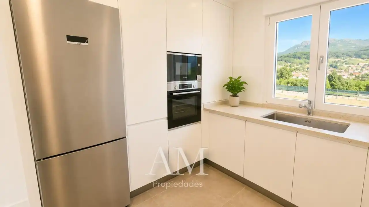 Cuina de Casa o xalet en venda en Gondomar amb Calefacció, Jardí privat i Terrassa
