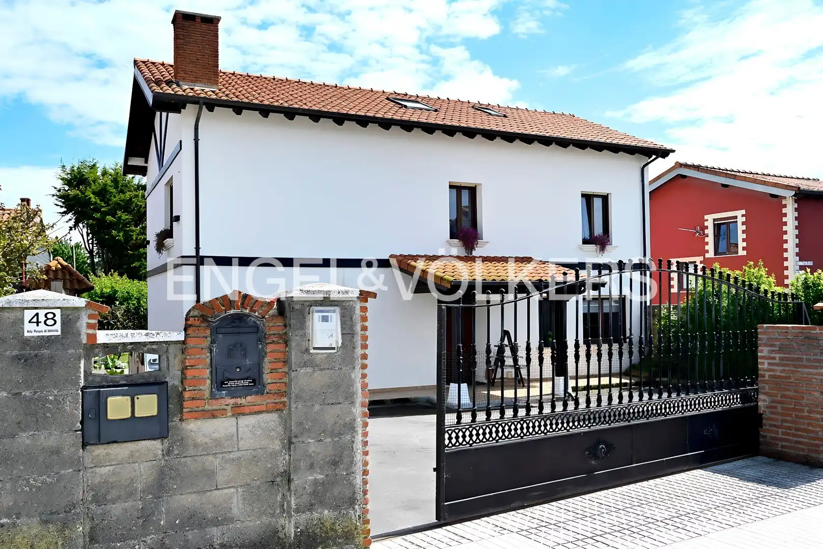 Vista exterior de Casa o xalet en venda en Santa Cruz de Bezana amb Calefacció, Jardí privat i Terrassa