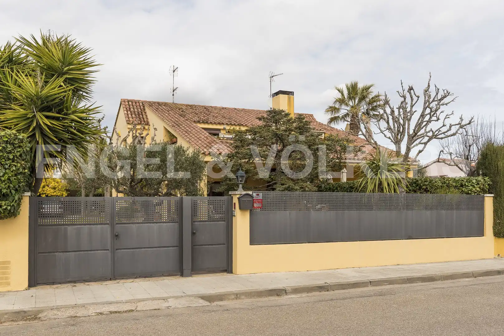 Vista exterior de Casa o xalet en venda en Pacs del Penedès amb Calefacció, Jardí privat i Parquet