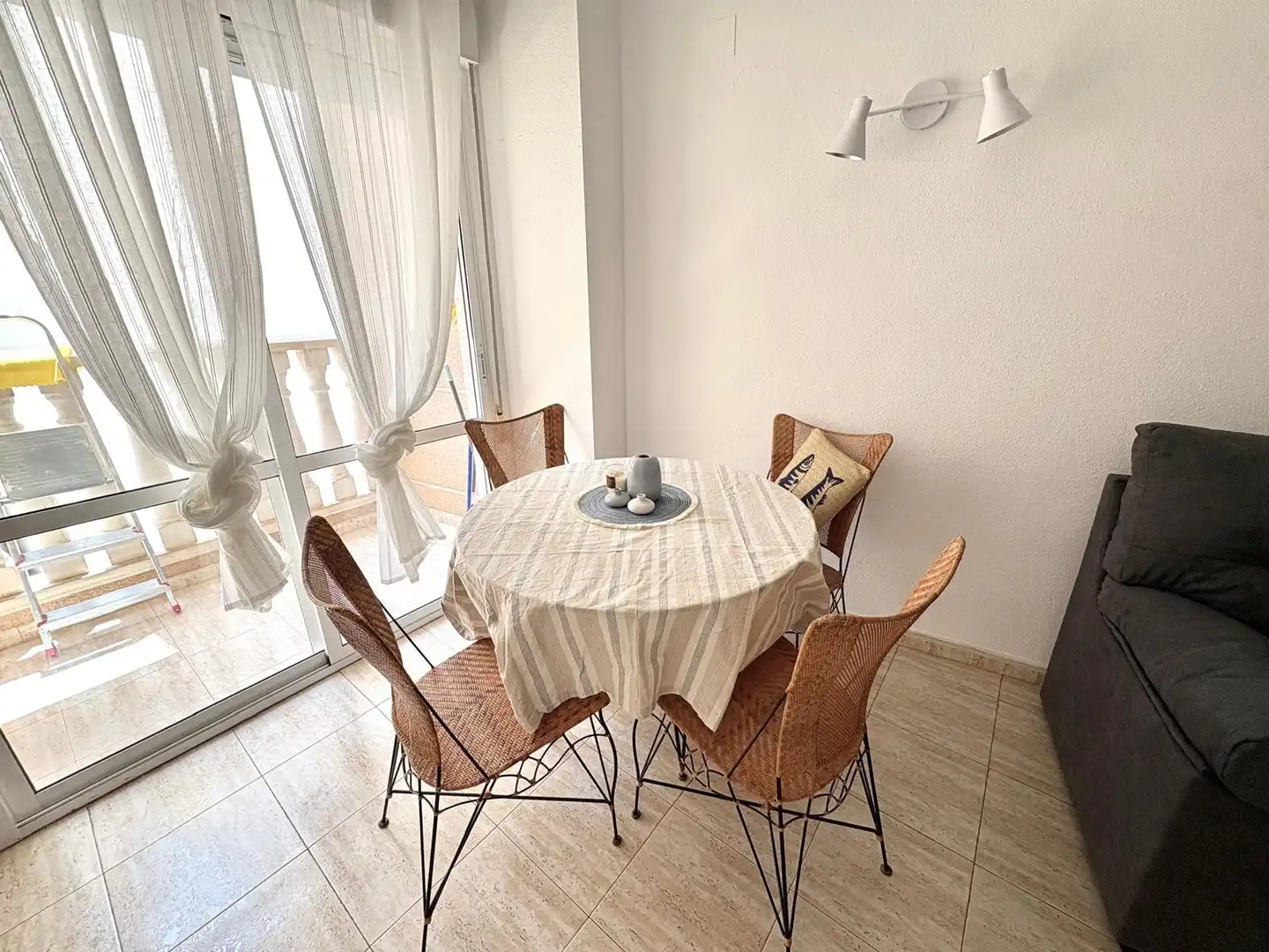 Menjador de Apartament de lloguer en Torrevieja amb Piscina, Moblat i Rentadora