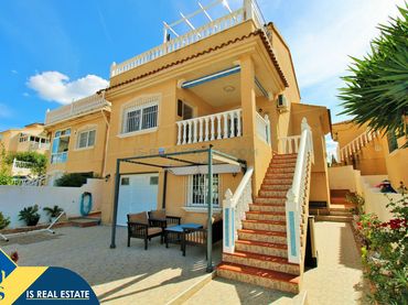 Detached house with pool for sale in Orihuela Costa