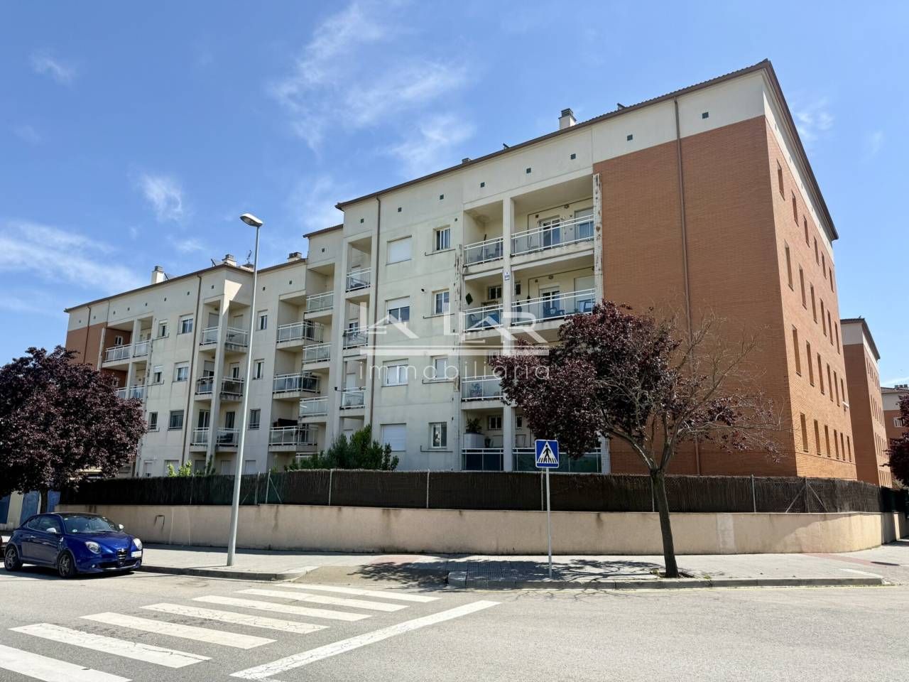 Vista exterior de Pis en venda en Vic amb Calefacció, Terrassa i Traster
