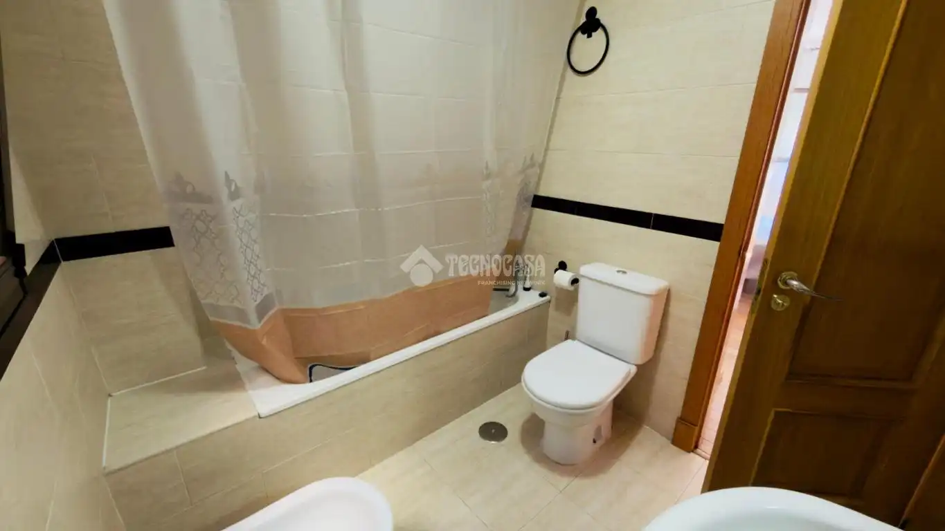 Baño de Piso en venta en Seseña con Calefacción, Terraza y Piscina comunitaria