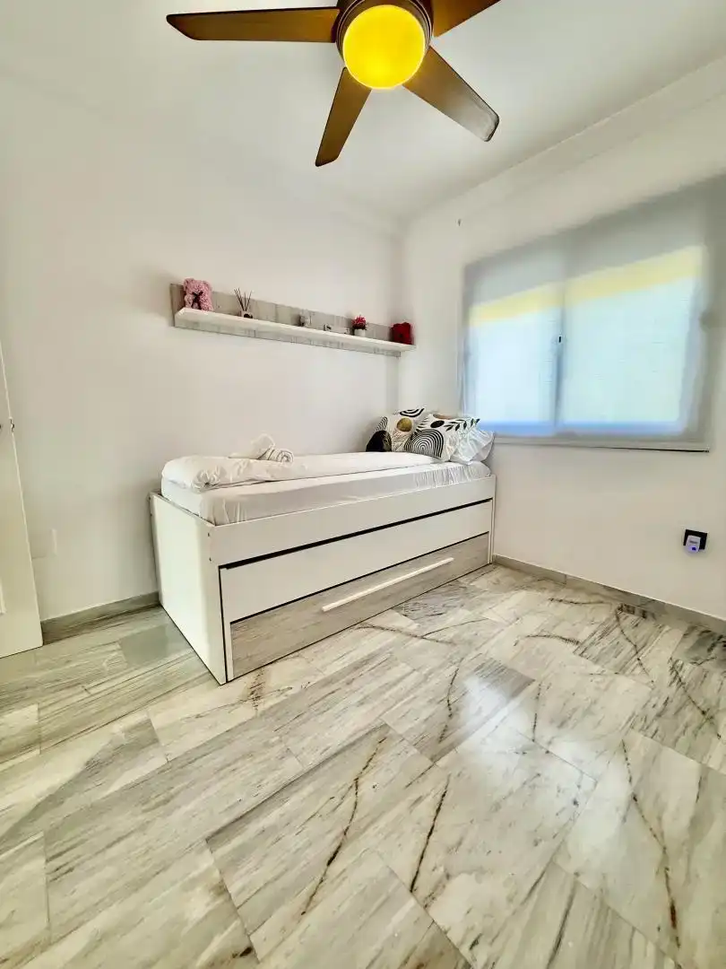 Dormitori de Dúplex de lloguer en Mijas amb Aire condicionat, Jardí privat i Piscina