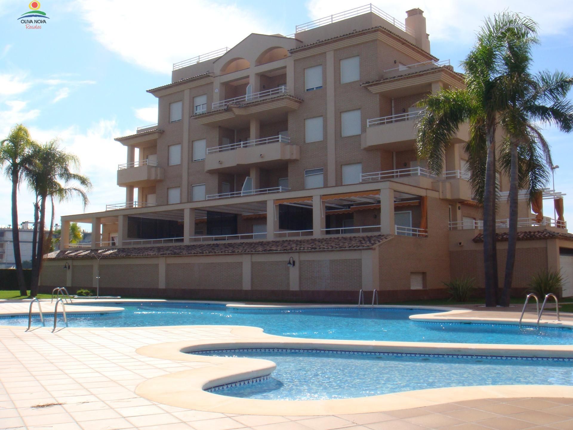 Piscina de Apartament en venda en Oliva amb Calefacció, Jardí privat i Terrassa