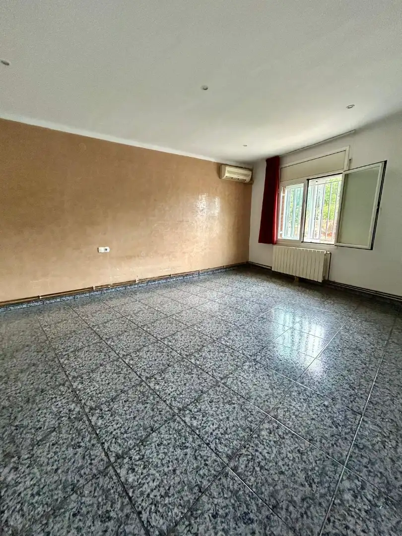 Vista exterior de Piso en venta en Santa Coloma de Gramenet con Aire acondicionado, Calefacción y Internet
