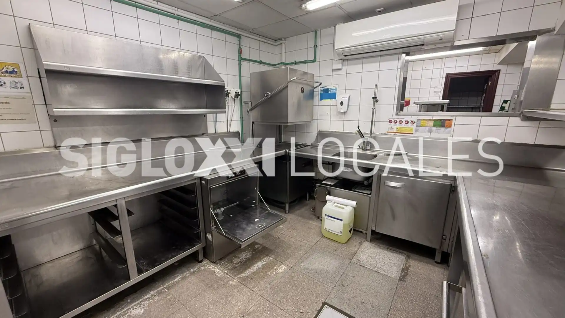 Cuina de Local de lloguer en Barcelona amb Aire condicionat