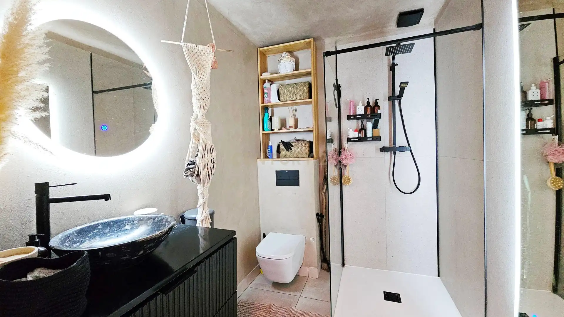 Badezimmer von Einfamilien-Reihenhaus zum Verkauf in Llançà mit Privatgarten, Ofen und Waschmaschine