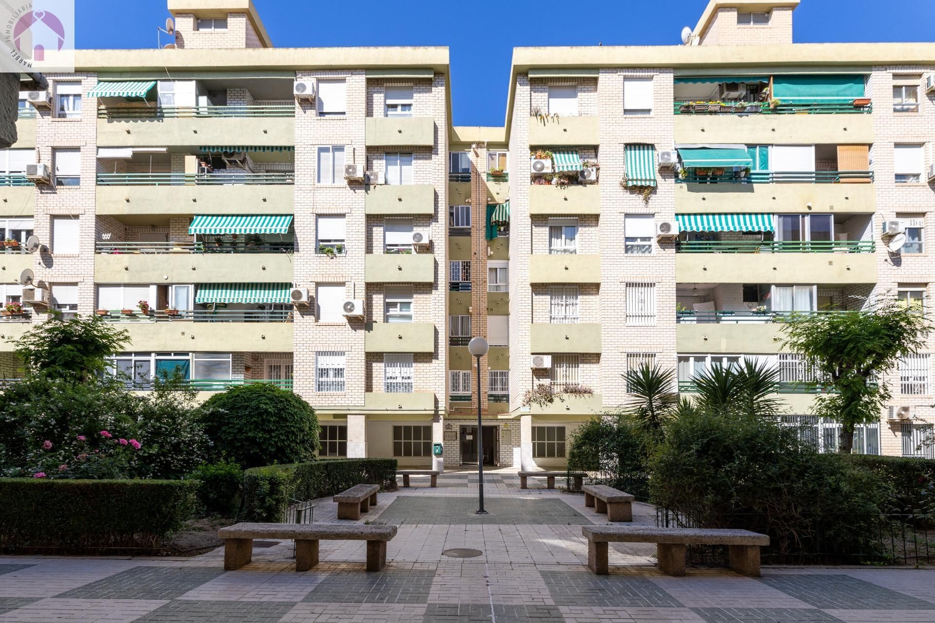 Vista exterior de Pis en venda en  Granada Capital amb Aire condicionat
