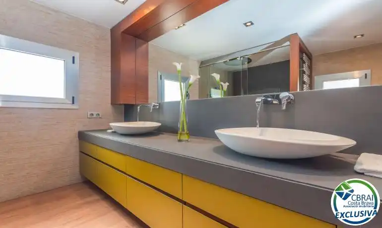 Baño de Casa o chalet en venta en Roses con Aire acondicionado, Calefacción y Jardín privado