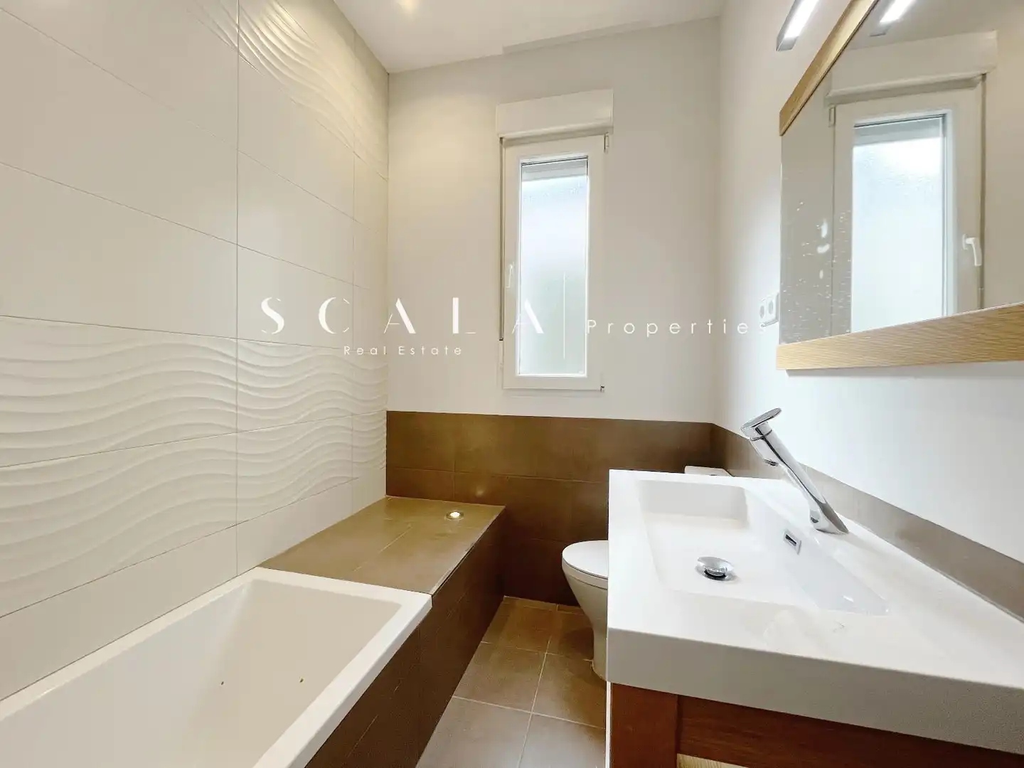 Bathroom of Attic for sale in Madrid  with Air Conditioner, Heating and Terrace