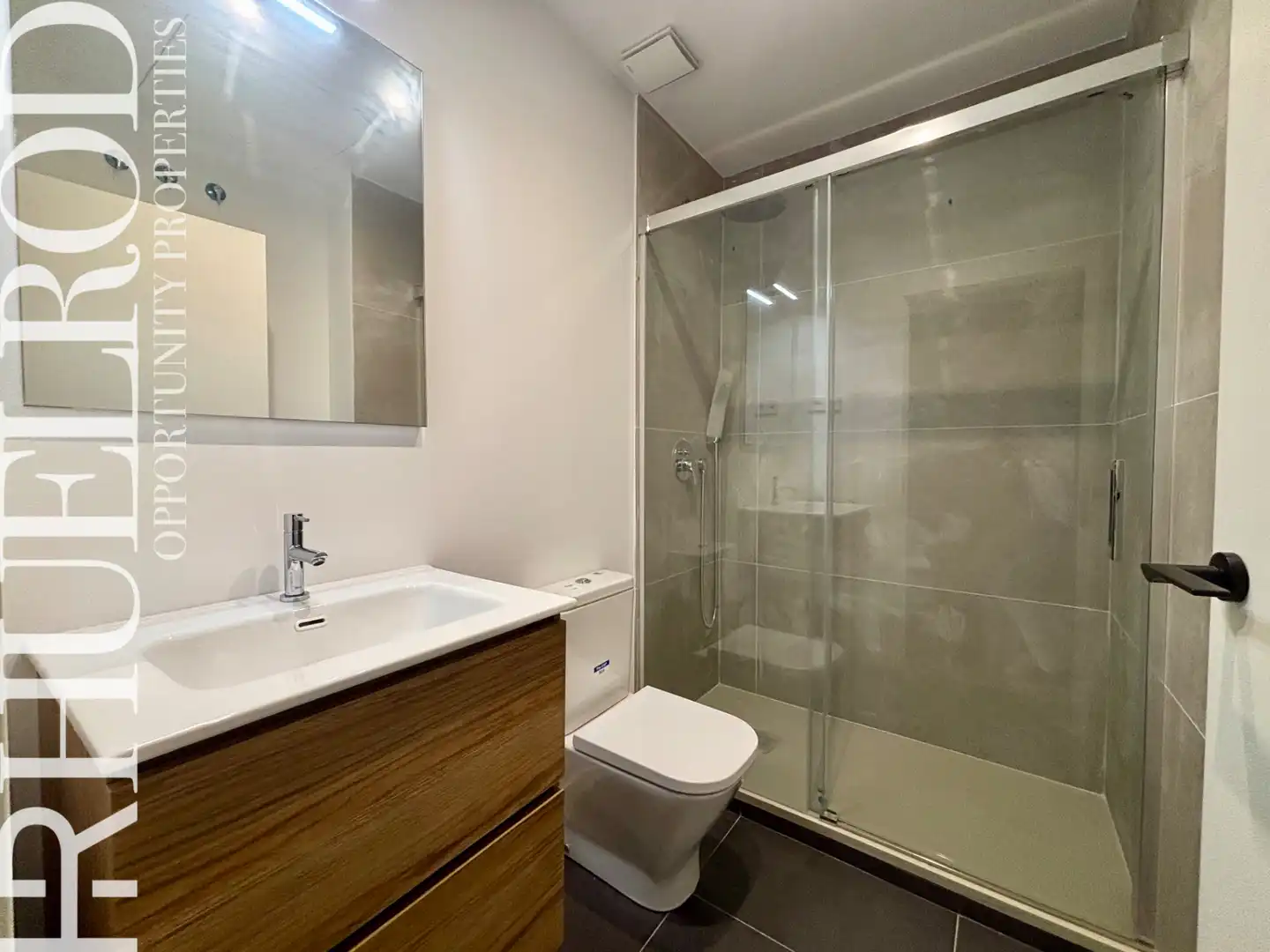 Bathroom of Ground floor for sale in Badalona  with Air Conditioner, Heating and Parquet flooring