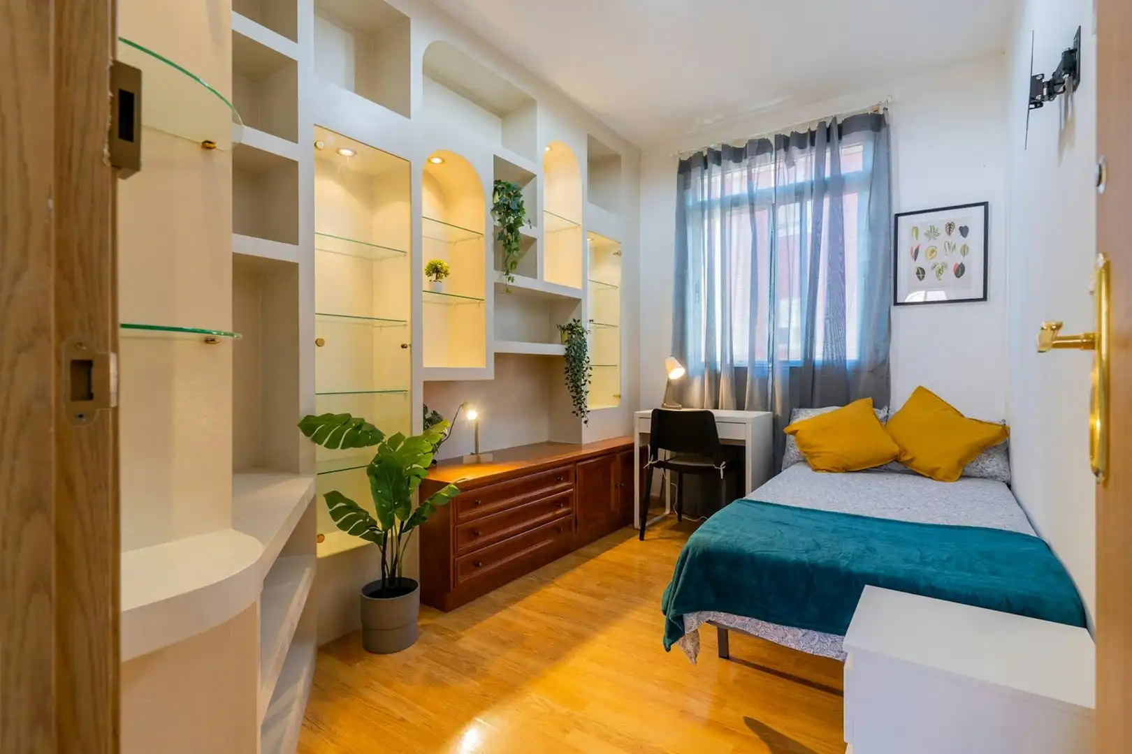 Schlafzimmer von Wohnung zur untervermieten in Valencia mit Möbliert, Waschmaschine und Fernseher