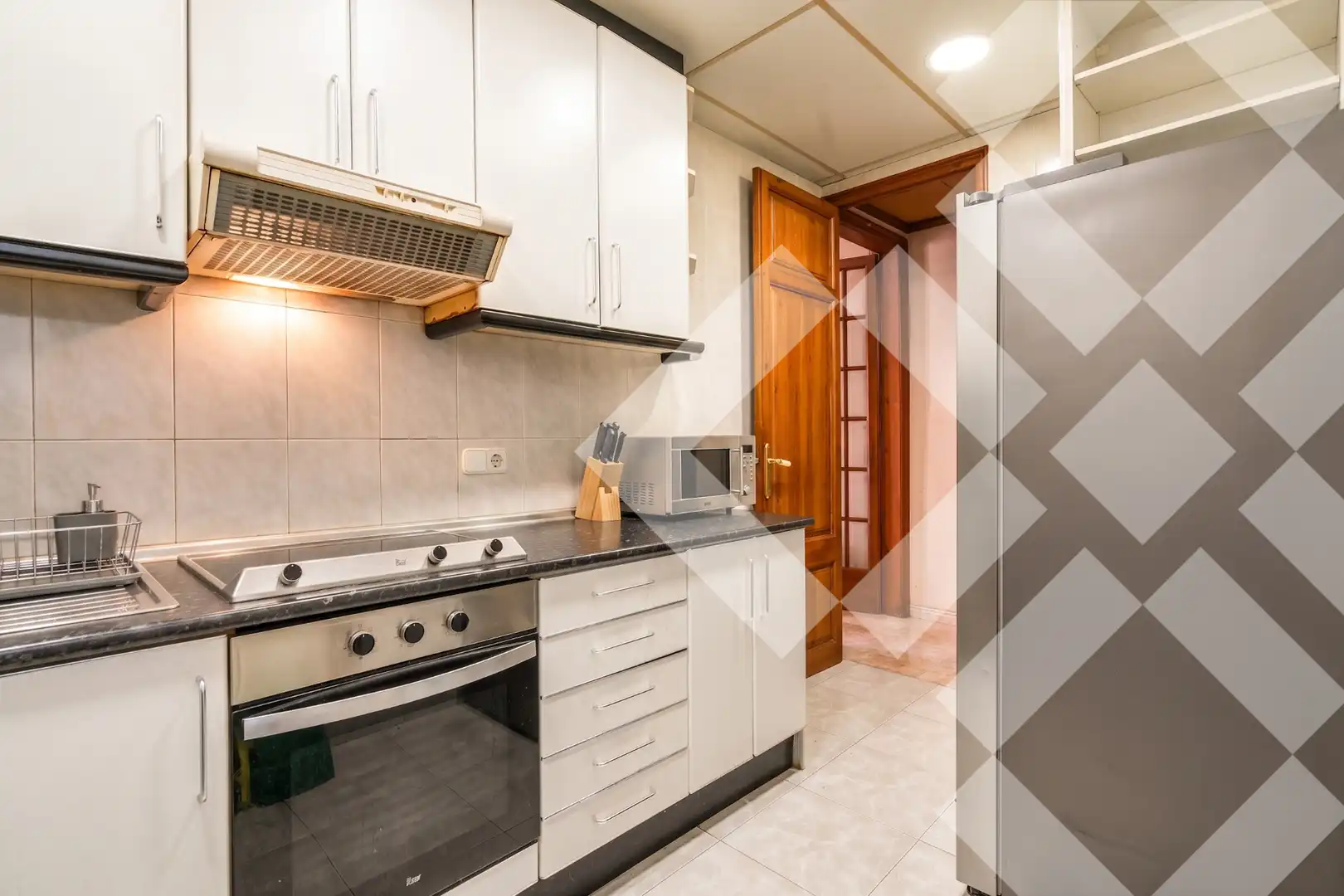 Küche von Wohnung zum Verkauf in Barcelona mit Heizung, Ofen und Balkon