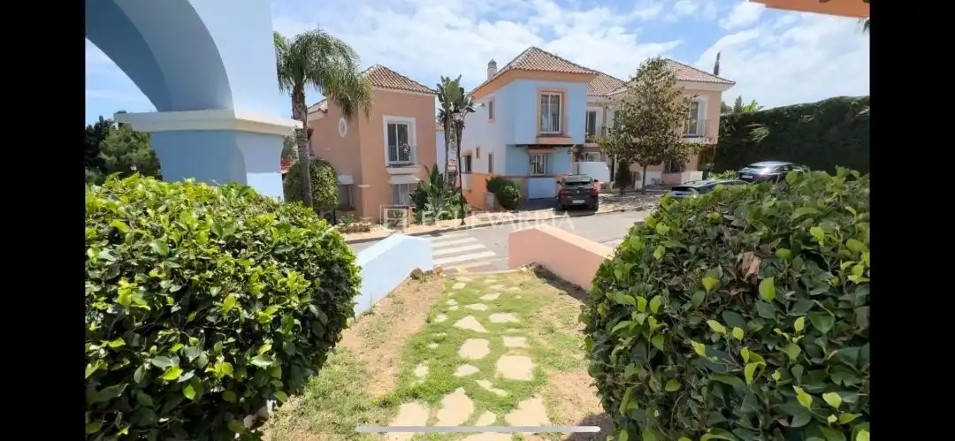 Vista exterior de Casa o xalet en venda en Marbella amb Aire condicionat, Calefacció i Jardí privat