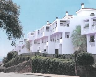 Vista exterior de Casa o xalet en venda en Marbella amb Aire condicionat, Terrassa i Piscina