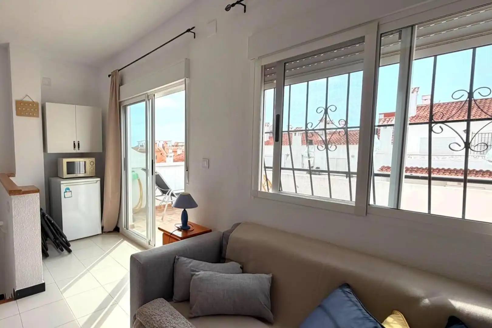 Wohnzimmer von Einfamilien-Reihenhaus zum Verkauf in Torrevieja mit Klimaanlage, Heizung und Terrasse