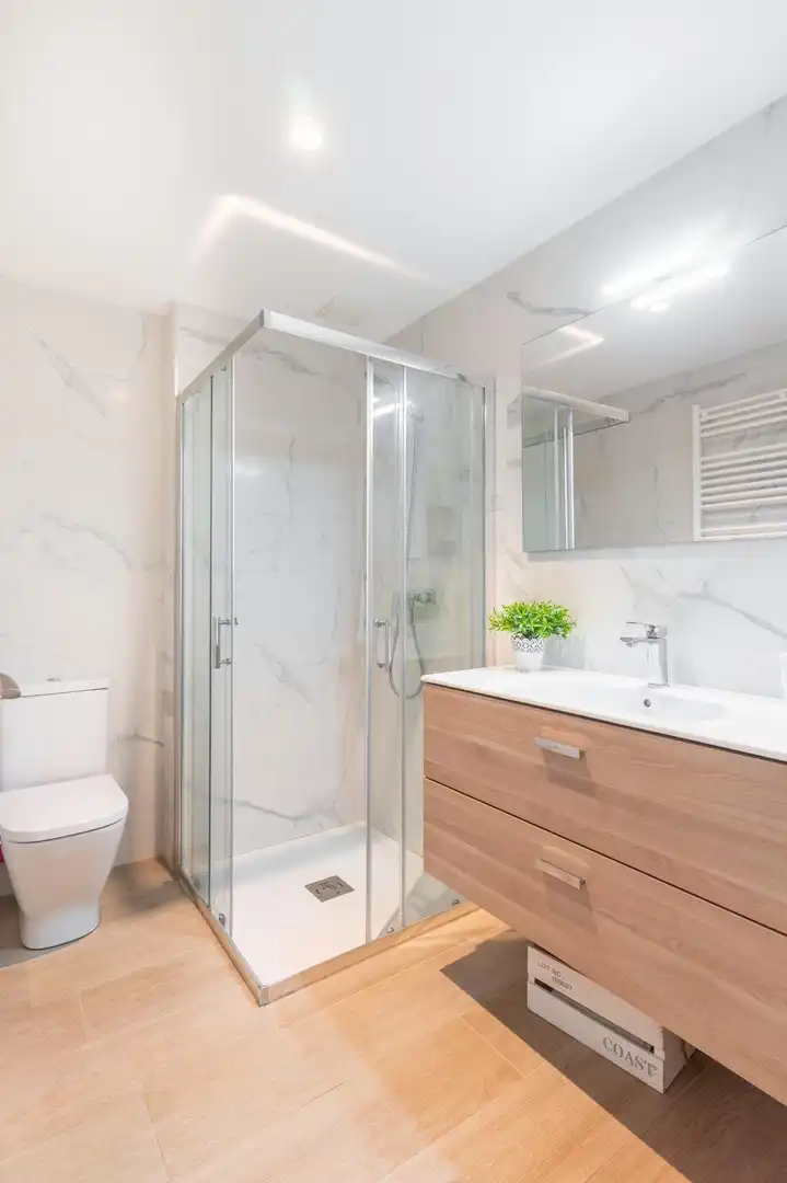 Badezimmer von Wohnungen zum Verkauf in Gozón mit Klimaanlage, Heizung und Abstellraum