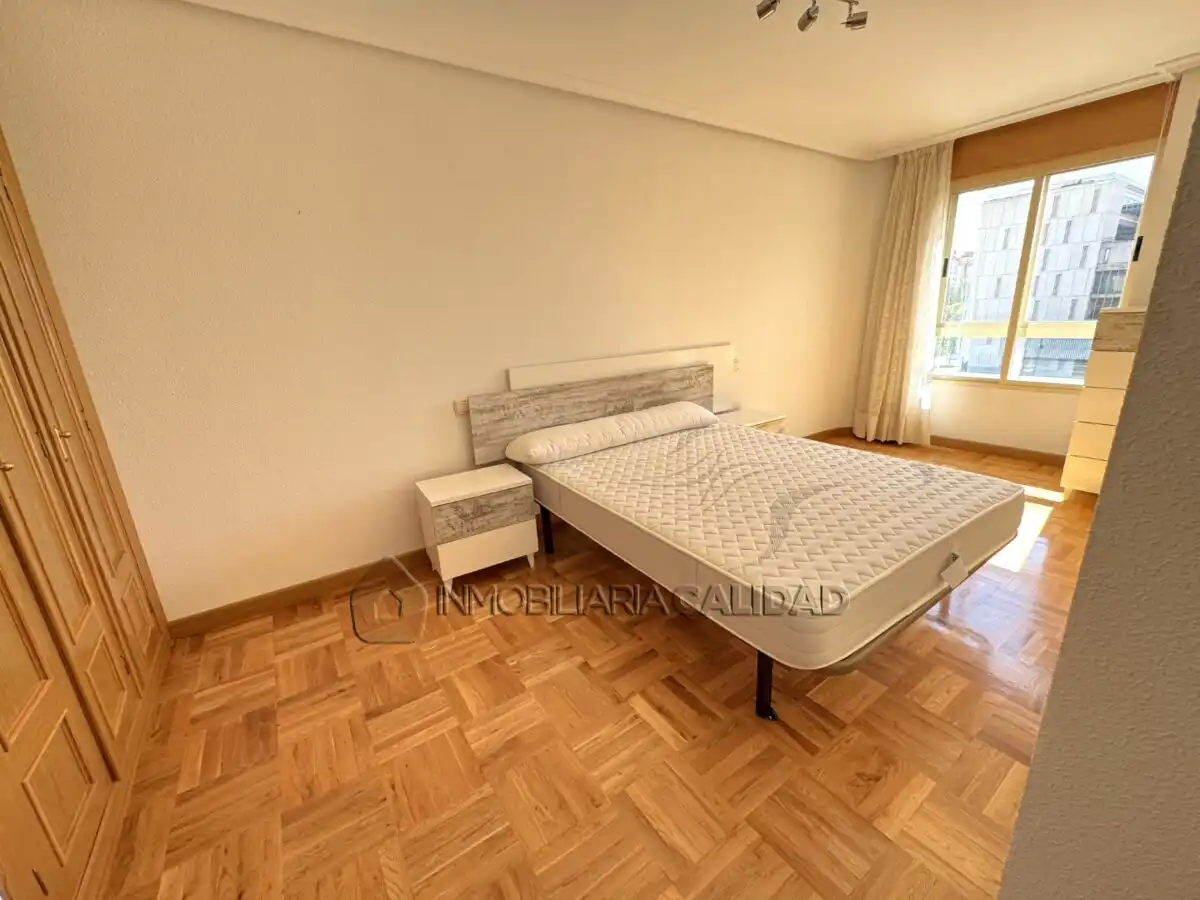 Schlafzimmer von Wohnung zur Miete in Burgos mit Heizung, Terrasse und Möbliert