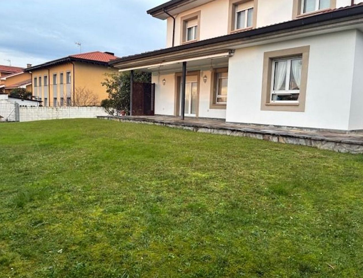 Jardí de Casa o xalet en venda en Gijón  amb Calefacció, Jardí privat i Moblat