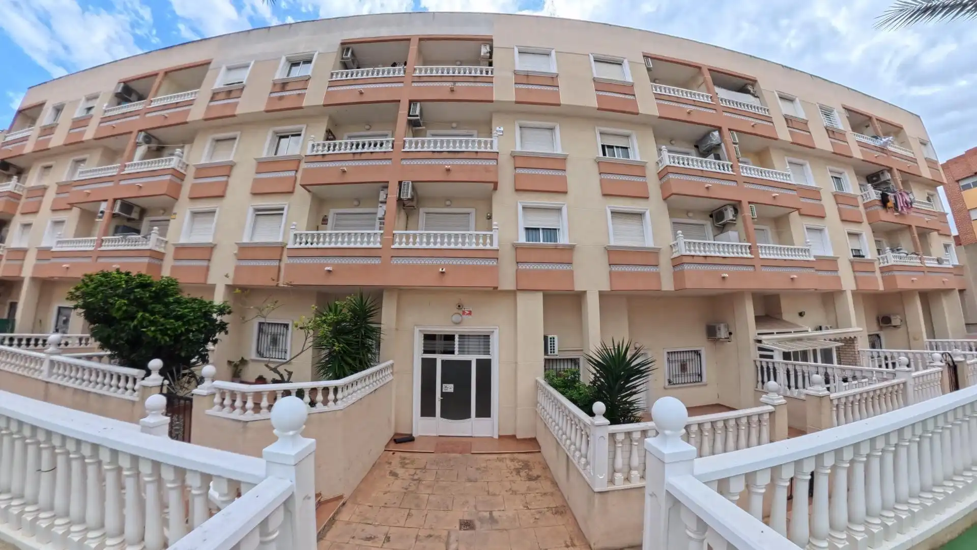 Vista exterior de Planta baixa en venda en Torrevieja amb Aire condicionat, Terrassa i Moblat