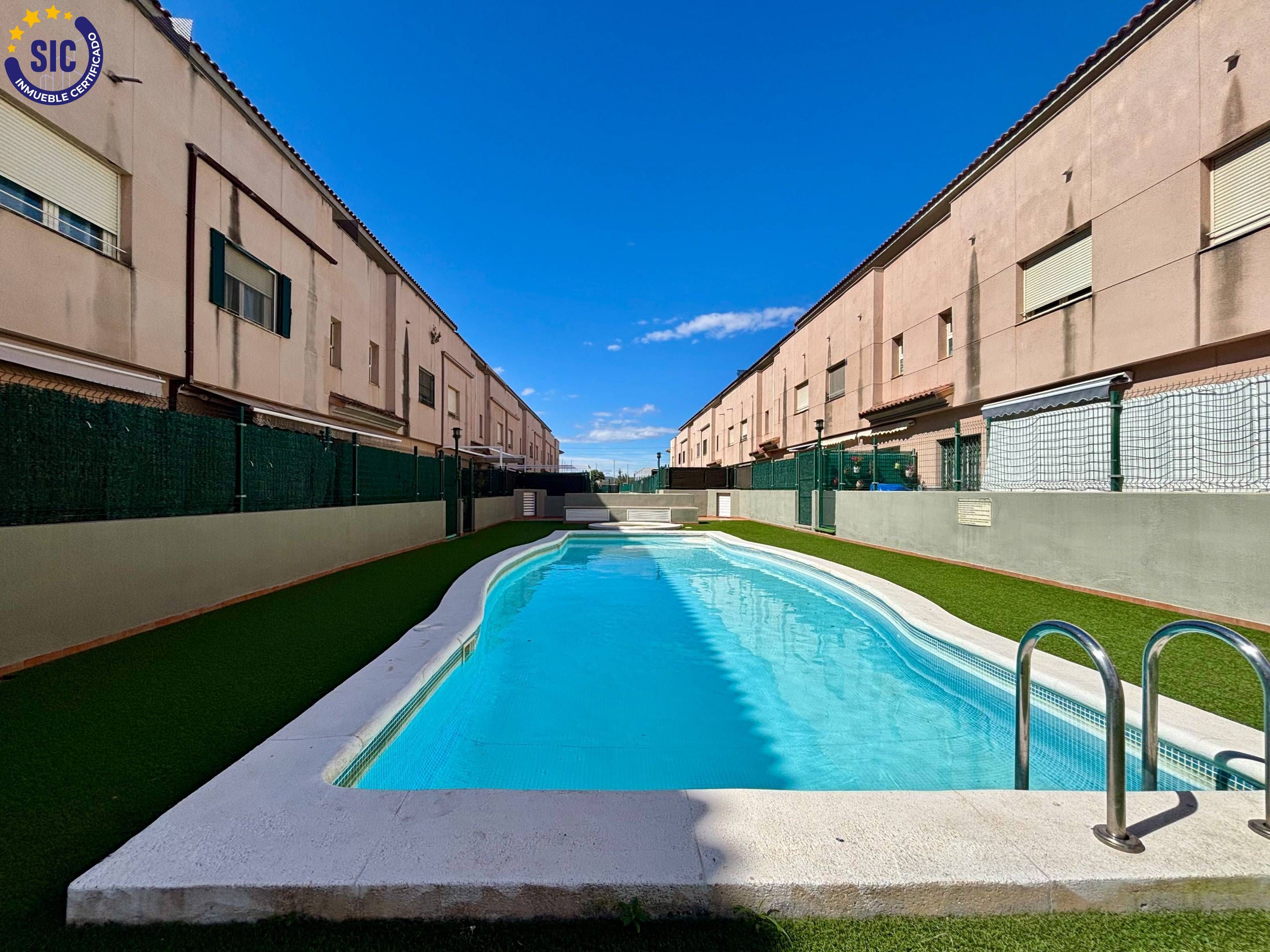 Swimming pool of Single-family semi-detached for sale in La Pobla de Vallbona  with Air Conditioner, Heating and Private garden