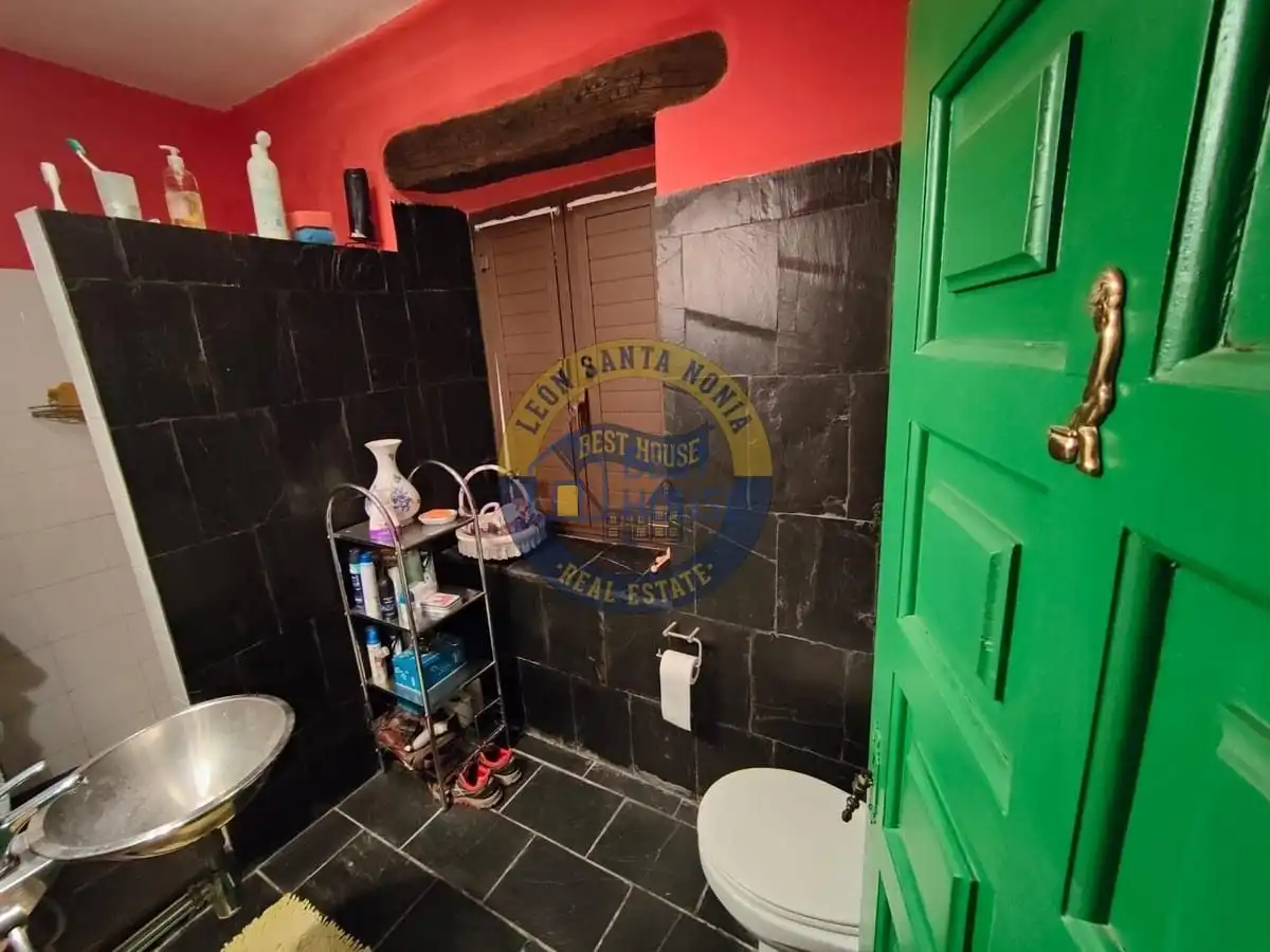 Bany de Casa o xalet en venda en Soto y Amío amb Calefacció, Jardí privat i Parquet