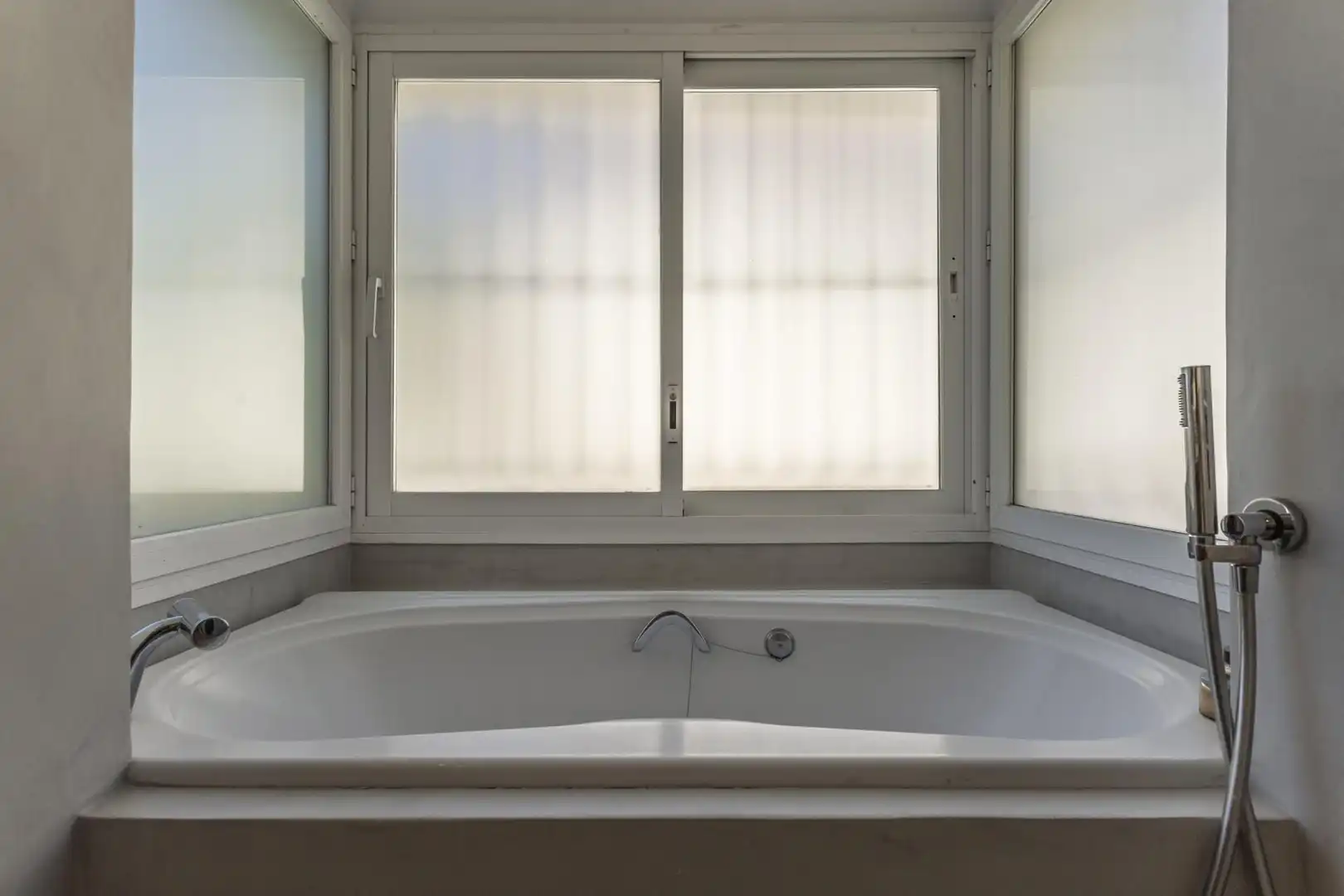 Badezimmer von Erdgeschoss zur Miete in Marbella mit Klimaanlage, Heizung und Terrasse