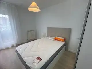 Dormitori de Apartament de lloguer en León Capital  amb Calefacció, Parquet i Terrassa