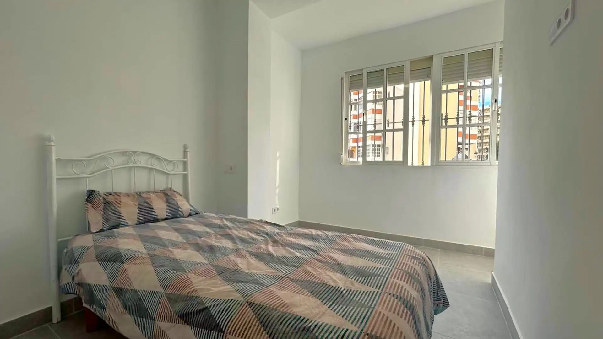 Habitación de Apartamento en venta en Fuengirola con Amueblado y Alarma