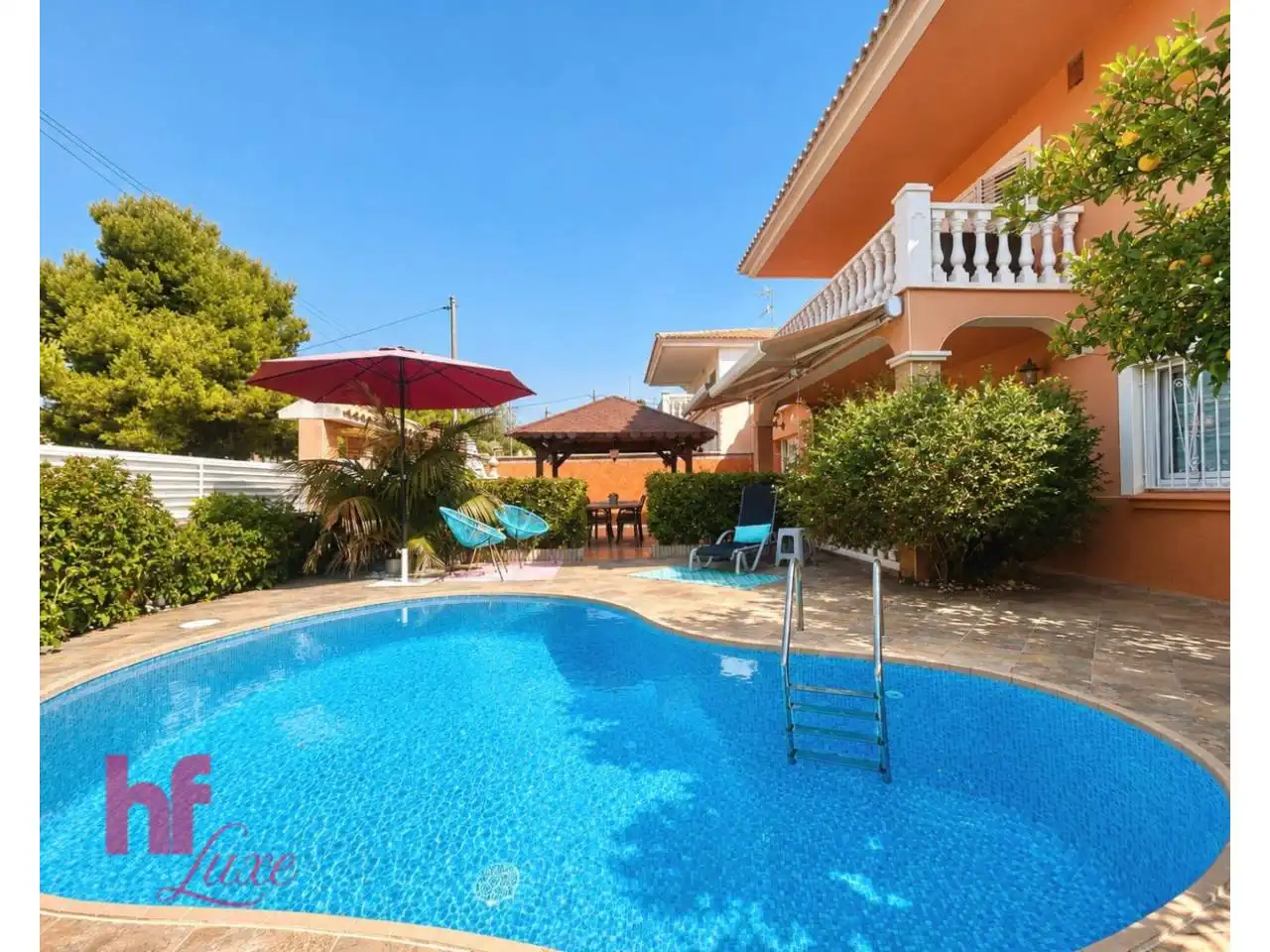 Piscina de Casa o xalet en venda en Cubelles amb Aire condicionat, Calefacció i Jardí privat
