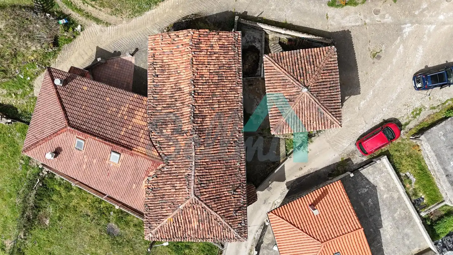 Einfamilien-Reihenhaus zum Verkauf in Quirós mit Privatgarten und Terrasse