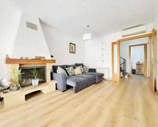 Sala d'estar de Casa adosada en venda en Castellbisbal amb Aire condicionat, Calefacció i Parquet