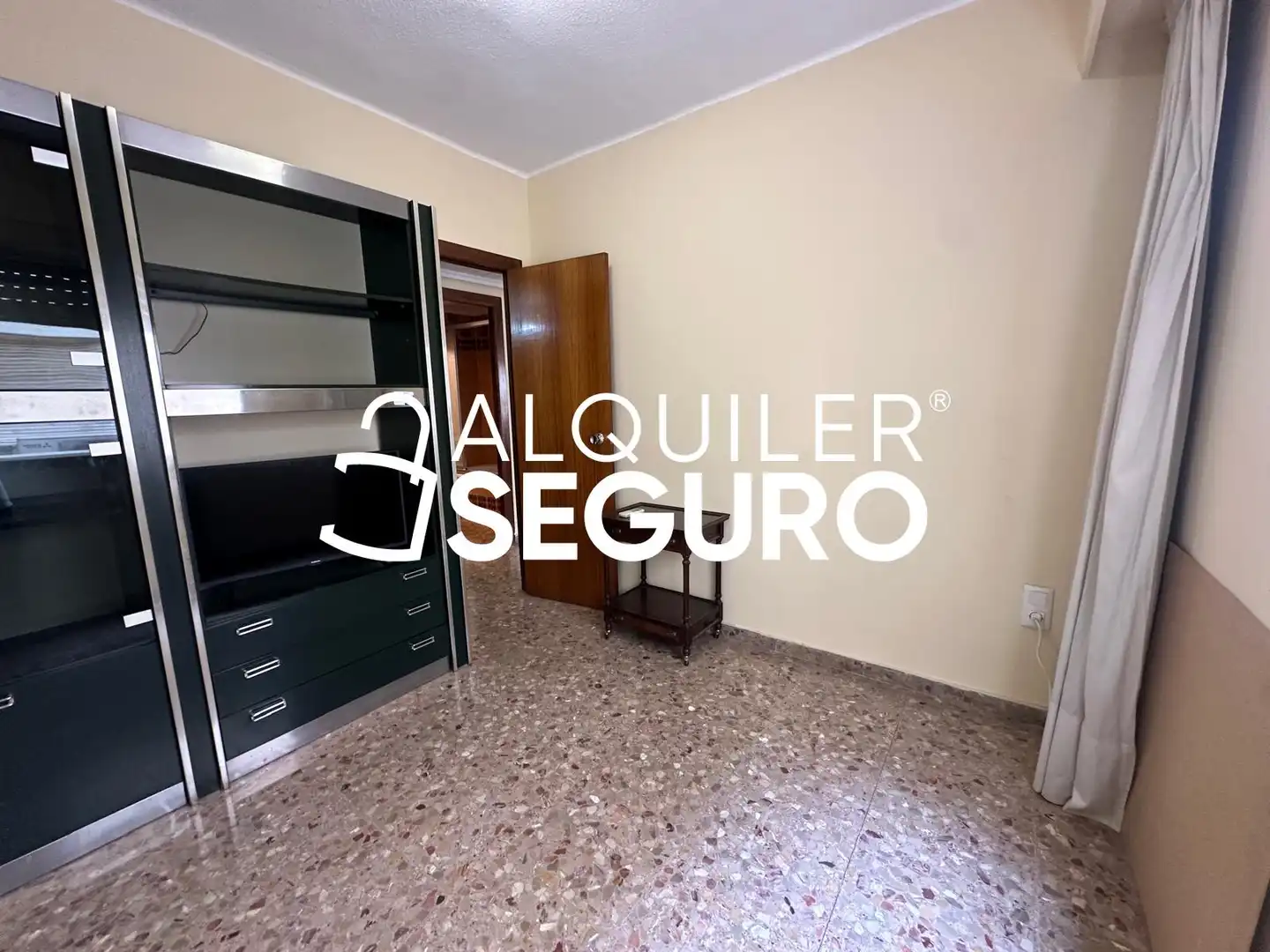 Habitación de Piso de alquiler en Valencia con Aire acondicionado y Amueblado